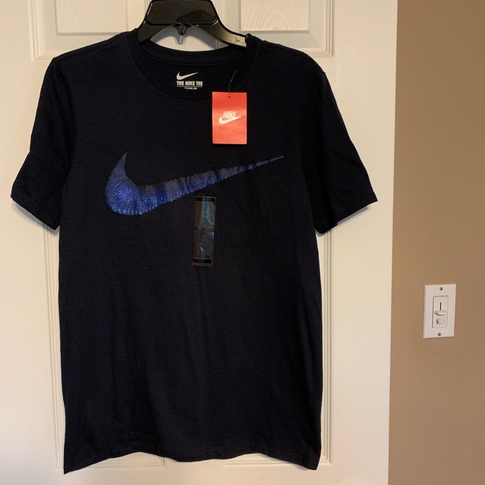 Short sleeve mens small Nike T-Shirt. New with tags. Cross site listed. Sold